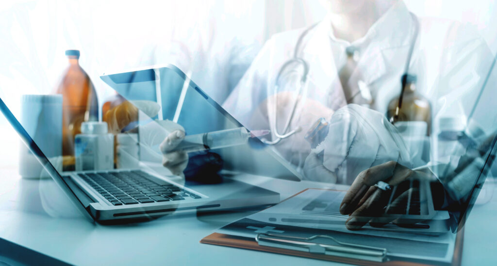 Bild für Channel Medizin der Mediengruppe Stein: medizinisches Sammelbild mit Doktor/Doktorin in weißen Kittel und verschiedenen digitalen und medizinischen Elementen. / Image for Channel Medical of Stein Media Group: medical collectible image with doctor in white coat and various digital and medical elements.